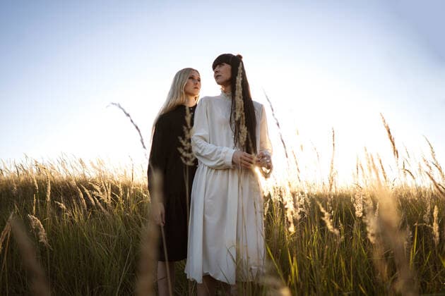 IMAGO Creative: Clickbait, Modetrends two beautiful twin girls make style in the field at sunset CR_NAOS210419-715215-01 ,model released, Symbolfoto