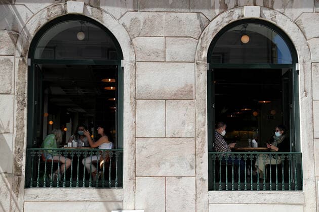 (210420) -- LISBON, April 20, 2021 -- People have lunch at a restaurant in Lisbon, Portugal on April 19, 2021. Portugal on Monday proceeded to the third stage of deconfinement, or easing of COVID-19 lockdown measures, with the gradual reopening of services and other activities in municipalities with a relatively low COVID-19 incidence rate. In most of the country, schools resumed in-person education and stores, shopping centers and restaurants reopened with occupancy restrictions and in-store health and safety measures. (Photo by Xinhua) PORTUGAL-LISBON-COVID-19-3RD PHASE UNLOCKING PedroxFiuza 
