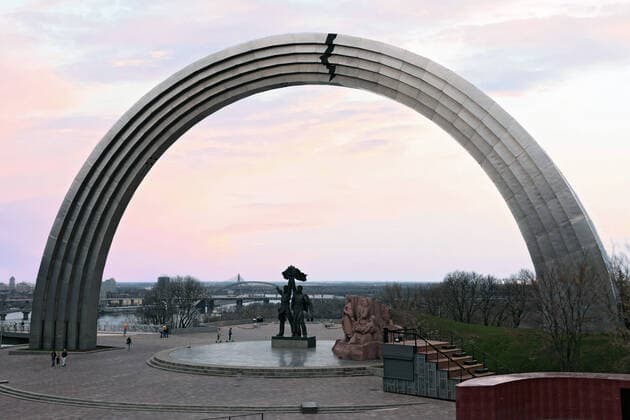 KYIV, UKRAINE - APRIL 19, 2021 - The Peoples? Friendship Arch is situated in Khreshchatyi Park, Kyiv, capital of Ukraine. Peoples Friendship Arch  Copyright: xHennadiixMinchenkox