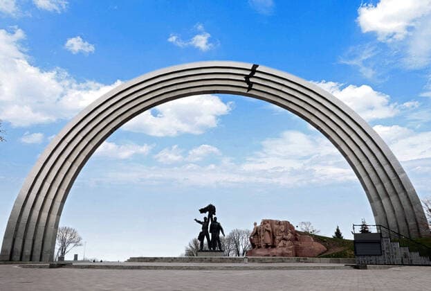 KYIV, UKRAINE - APRIL 19, 2021 - The Peoples? Friendship Arch is situated in Khreshchatyi Park, Kyiv, capital of Ukraine. Peoples Friendship Arch  Copyright: xHennadiixMinchenkox