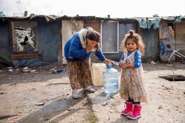 News Bilder des Tages PXL_The municipality of Ilidza plans to demolish the Roma settlement The mother washes herself with a bottle of water next to a girl with a glass of water in a Roma settlement in Sarajevo, Bosnia and Herzegovina on April 20, 2021. The municipality of Ilidza has ordered the demolition of the barracks where more than 60 Roma live, including 40 children. The inspection ordered the removal of the illegal settlement, without offering alternative accommodation. Human rights activists warn that the latest case is just a reflection of decades of neglect. This settlement has existed for 12 years. ArminxDurgut PIXSELL