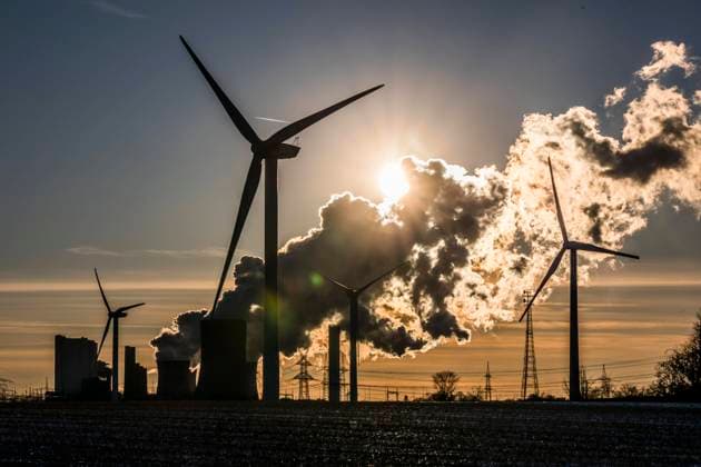 IMAGO Nature: Unsere Erde, Umweltverträgliche Herausforderungen des 21. Jahrhunderts, Co2 Windkrafträder und Kohlekraftwerk, Energiewende, erneuerbare und fossile Energie, Niederaußem, Nordrhein-Westfalen, Deutschland, Europa *** Wind turbines and coal-fired power plant, energy transition, renewable and fossil energy, Niederaussem, North Rhine-Westphalia, Germany, Europe Copyright: imageBROKER JanxTepass ibxjte06728142.jpg