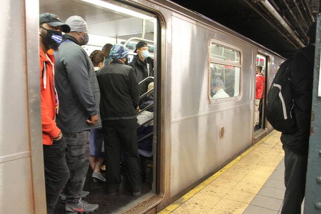 Crowded Harlem Subway Station Amid COVID-19. April 20, 2021, Harlem, New York, USA: 125 street Harlem Subway is seen crowded with passengers who aren™t following social distancing regulations although most of them are wearing face masks. The subway cars are really crowded to the fullest leaving no space among the passengers and no one to supervise or enforce the COVID-19 rules. Crowded Harlem Subway Station Amid COVID-19.  Copyright: xNiyixFotex
