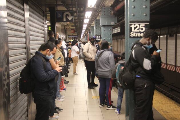 Crowded Harlem Subway Station Amid COVID-19. April 20, 2021, Harlem, New York, USA: 125 street Harlem Subway is seen crowded with passengers who aren™t following social distancing regulations although most of them are wearing face masks. The subway cars are really crowded to the fullest leaving no space among the passengers and no one to supervise or enforce the COVID-19 rules. Crowded Harlem Subway Station Amid COVID-19.  Copyright: xNiyixFotex
