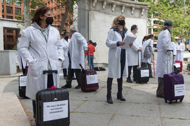 Spain: Protest by Primary Care physicians in Madrid Primary care doctors summoned by the AMYTS (Asociación de Médicos y Titulados Superiores) health union, have protested against the Exodus of doctors with a performance. Madrid Madrid Spain Copyright: FerxCapdeponxArroyo