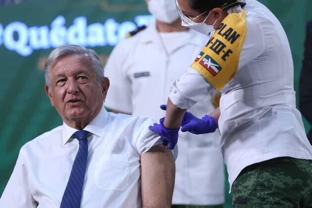 The President of Mexico, Andres Manuel Lopez Obrador, receives the first dose of the covid-19 vaccine during his morning press conference at the National Palace, in Mexico City, Mexico, 20 April 2021. Lopez Obrador, who fell ill with covid-19 in January, received the first dose of the AstraZeneca vaccine on Tuesday during his morning press conference at the National Palace. The President of Mexico is vaccinated with AstraZeneca during a press conference !ACHTUNG: NUR REDAKTIONELLE NUTZUNG!  Copyright: xSáshenkaxGutiérrezx MEX9933 20210420-637545360994014812