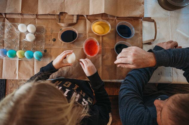 Overhead View of Girl and Father dyeing Easter eggs Massapequa Park, NY, United States CR_ERBU210420-717008-01 ,model released, Symbolfoto