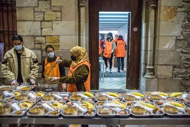 April 20, 2021, Barcelona, Catalonia, Spain: People are seen serving the iftar, an evening meal with which end the day s fasting..Ramadan, the Muslim holy month of fasting began without great festivities for Muslims in Catalonia, due to the 10 p.m. curfew past by the state. The Association of Moroccan Women of Barcelona has found a space in the Catholic parish of Santa Anna to celebrate iftar, the meal that ends the daily fast of Ramadan at sunset. The parish, in conjunction with the Association, opens the doors to serve iftar every day at 8:30 p.m. during the Ramada period. Barcelona Spain - ZUMAs197 20210420_zaa_s197_150 Copyright: xThiagoxPrudenciox