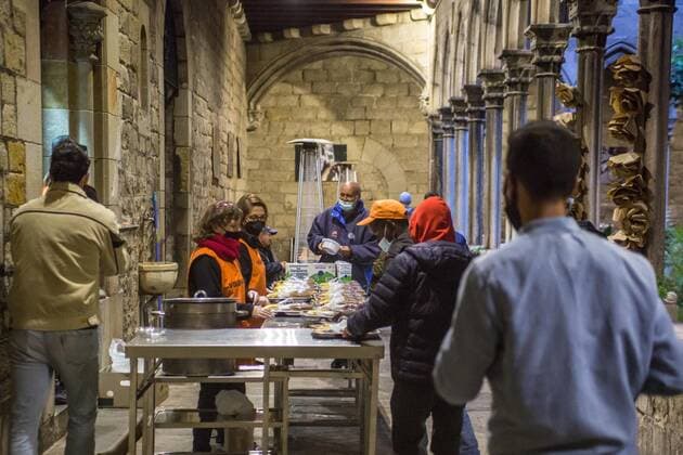 April 20, 2021, Barcelona, Catalonia, Spain: People are seen serving the iftar, an evening meal with which end the day s fasting..Ramadan, the Muslim holy month of fasting began without great festivities for Muslims in Catalonia, due to the 10 p.m. curfew past by the state. The Association of Moroccan Women of Barcelona has found a space in the Catholic parish of Santa Anna to celebrate iftar, the meal that ends the daily fast of Ramadan at sunset. The parish, in conjunction with the Association, opens the doors to serve iftar every day at 8:30 p.m. during the Ramada period. Barcelona Spain - ZUMAs197 20210420_zaa_s197_153 Copyright: xThiagoxPrudenciox