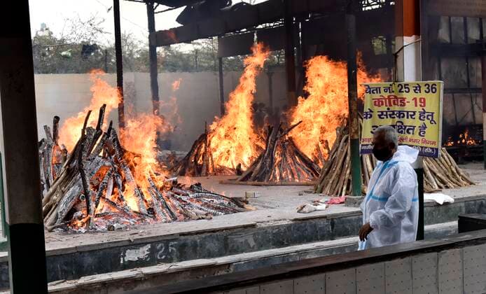 NEW DELHI, INDIA - APRIL 20: Relatives leaving after perform last rites to their Covid victims at Ghazipur cremation ground on April 20, 2021 in New Delhi, India. India reports 1,761 COVID-19 deaths in the past 24 hours the highest daily toll since the pandemic erupted. (Photo by Mohd Zakir Hindustan Times) Cremation Of Covid Victims