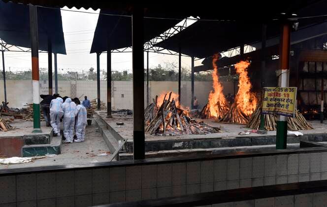 NEW DELHI, INDIA - APRIL 20: Relatives leaving after perform last rites to their Covid victims at Ghazipur cremation ground on April 20, 2021 in New Delhi, India. India reports 1,761 COVID-19 deaths in the past 24 hours the highest daily toll since the pandemic erupted. (Photo by Mohd Zakir Hindustan Times) Cremation Of Covid Victims