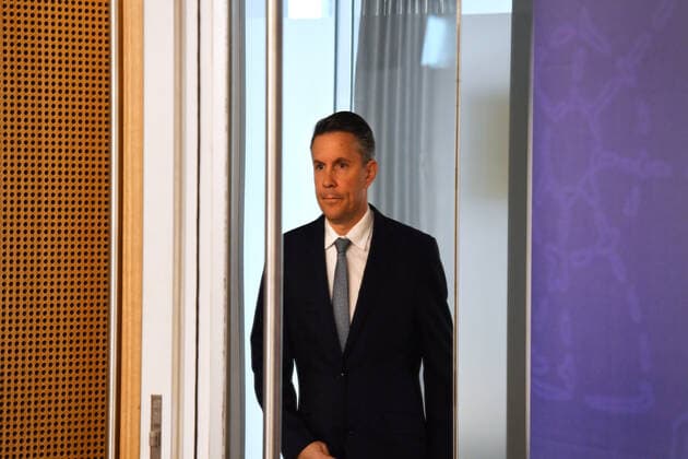 MARK BUTLER VACCINE ROLLOUT PRESSER, Shadow Minister for Health and Ageing Mark Butler is seen reflected in a mirror as he arrives to speak to the media during a press conference in Sydney, Wednesday, April 21, 2021. ( NO ARCHIVING, EDITORIAL USE ONLY, NO USE IN BOOKS WITHOUT CONSENT SYDNEY NSW AUSTRALIA  Copyright: xMICKxTSIKASx 20210421001536388576