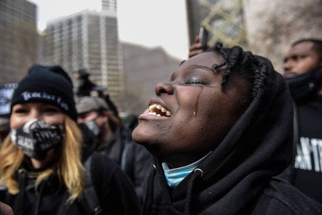 Bilder des Jahres 2021, News 04 April News Themen der Woche KW16 News Bilder des Tages April 20, 2021, Minneapolis, Minnesota, USA: People react to the guilty verdict of the Derek Chauvin trial at the Hennepin County Government Center in Minneapolis, Minnesota, U.S. on April 20, 2021. Derek Chauvin was found guilty on all three charges in his killing of George Floyd in 2020. Minneapolis USA - ZUMAk154 20210420_znp_k154_009 Copyright: xStephaniexKeithx