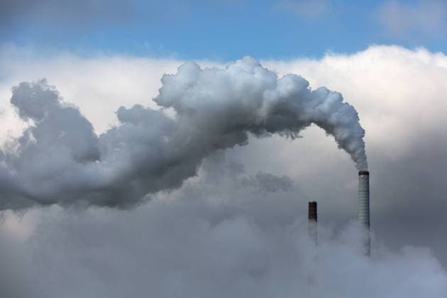 IMAGO Nature: Unsere Erde, Umweltverträgliche Herausforderungen des 21. Jahrhunderts, Co2 Rauchender Industrieschornstein umhüllt von Rauch , Dampf und Abgasen. Himmel *** Smoking industrial chimney enveloped in smoke , steam and exhaust fumes sky 1083402009