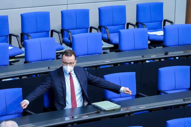 223. Bundestagssitzung und Debatte in Berlin Aktuell, 21.04.2021, Berlin, Jens Spahn der Bundesminister fuer Gesundheit alleine auf der Regierngsbank mit ausgestreckten Armen auf der Regierungsbank bei der Debatte zum Thema Bevoelkerungsschutzgesetz bei der 223. Sitzung des Deutschen Bundestag in Berlin Berlin Berlin Deutschland