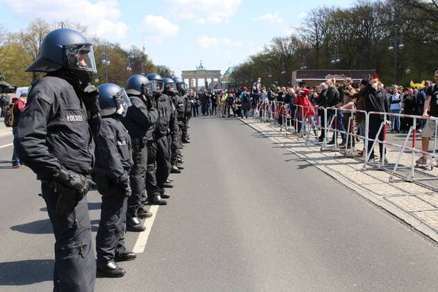 Bilder des Jahres 2021, News 04 April News Themen der Woche KW16 News Bilder des Tages Tausende Menschen demonstrieren gegen die Änderung des Infektionsschutzgesetz. Wegen Verstoß gegen die Corona-Auflagen wurde die Demonstration im Regierungsviertel aufgelöst Berlin - Polizei löst Anti-Corona-Demo in Berliner Regierungsviertel auf *** Thousands of people demonstrate against the amendment of the Infection Protection Act Due to violation of the Corona requirements, the demonstration in the government district was dispersed Berlin police disperses anti-Corona demonstration in Berlin government district xsesx