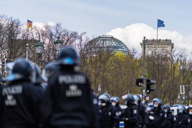 21.04.2021, Berlin, Deutschland, GER - Demonstration gegen die Corona-Gesetzgebung in Berlin. Polizisten in Schutzuniform in der Nähe des deutschen Bundestags. .
