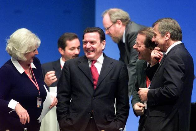 Schroeder umringt von Parteivorstandsmitgliedern Bundeskanzler Gerhard Schröder auf dem Bundesparteitag der SPD, Parteitag, zusammen mit Renate Schmidt, SPD-Generalsekretaer Franz Müntefering und Wolfgang Clement, Ministerpraesident Nordrhein-Westfalen, Nuernberg den 20.11.2001, (c) uta Wagner Nürnberg Germany *** Schroeder surrounded by members of the party executive Federal Chancellor Gerhard Schröder at the federal party conference of the SPD, party conference, together with Renate Schmidt, SPD Secretary General Franz Müntefering and Wolfgang Clement, State Premier of North Rhine Westphalia, Nuremberg the 20 11 2001, c uta Wagner Nuremberg Germany