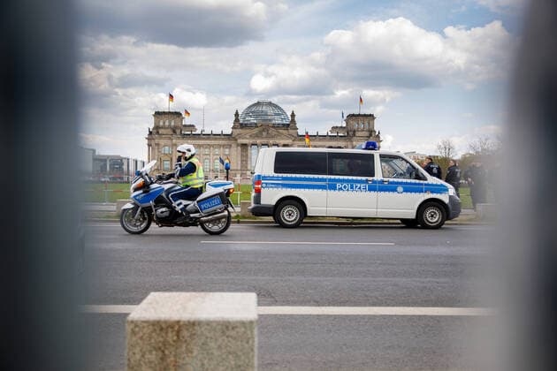Gebäude vom Bundestag Deutschland, Berlin am 21.04.2021: Aus Sicherheitsgrunden wegen Nah liegende Demos, ist der Bundestag weiträumig gesperrt worden.