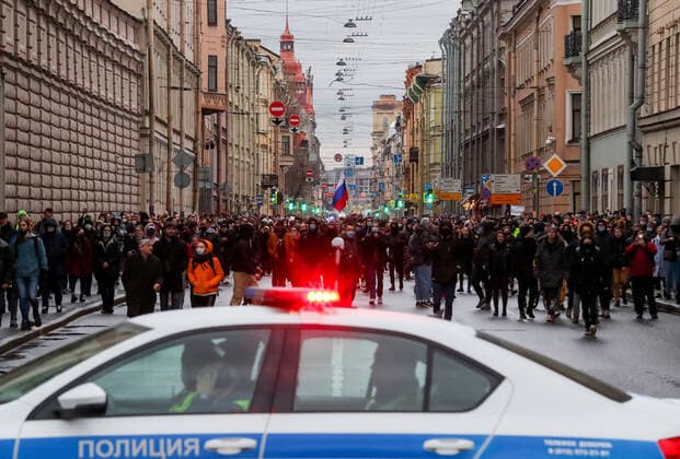 Bilder des Jahres 2021, News 04 April News Themen der Woche KW16 News Bilder des Tages ST PETERSBURG, RUSSIA - APRIL 21, 2021: Supporters of Russian opposition activist Alexei Navalny hold an unauthorized rally. Peter Kovalev TASS  TS0FD8F6