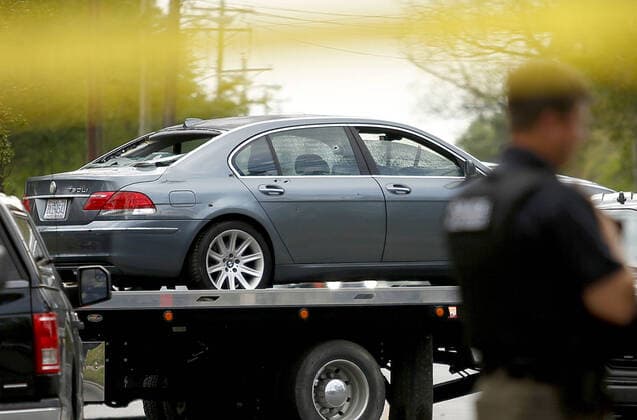 Bilder des Jahres 2021, News 04 April News Themen der Woche KW16 News Bilder des Tages April 21, 2021, Elizabeth City, NC, USA: The car involved in Wednesday s, April 21, 2021, police involved shooting in Elizabeth City, North Carolina, is removed from the scene. Elizabeth City USA - ZUMAm67_ 20210421_zaf_m67_038 Copyright: xStephenxM.xKatzx