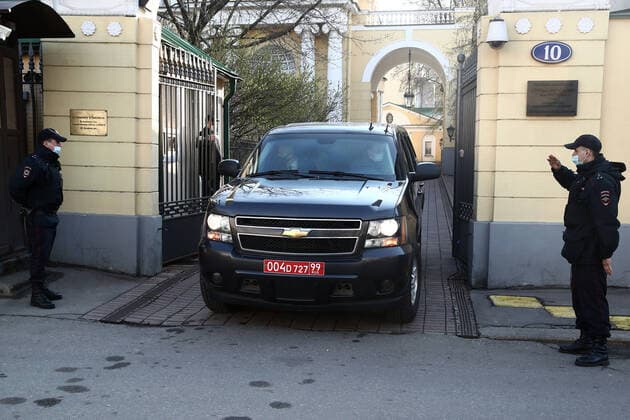 Bilder des Jahres 2021, News 04 April News Themen der Woche KW16 News Bilder des Tages MOSCOW, RUSSIA - APRIL 22, 2021: A car of the US diplomatic mission leaves Spaso House, the Residence of the US Ambassador in Moscow. US Ambassador to Russia John J. Sullivan is departing for Washington, D.C. to meet the family and the staff of President Joe Biden s Administration. Valery Sharifulin TASS  TS0FD999