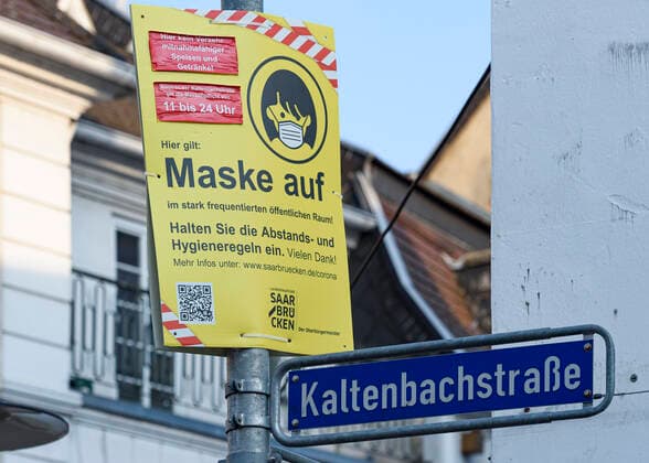 Schilder weisen am Donnerstag (22.04.2020) auf dem St. Johanner Markt in Saarbrücken auf die Maskenpflicht hin. Diese ist ab sofort durch eine Allgemeinverfügung der Landeshauptstadt ausgeweitet. So müssen nun alle Personen auf dem St. Johanner Markt, in der Kaletnbach- sowie in der Saarstrasse eine Maske tragen. Ausgenommen sind die Sitzplätze der Außengastronomie.