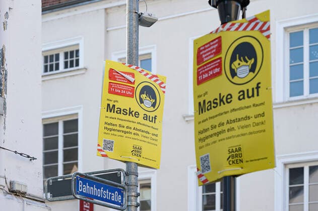 Schilder weisen am Donnerstag (22.04.2020) auf dem St. Johanner Markt in Saarbrücken auf die Maskenpflicht hin. Diese ist ab sofort durch eine Allgemeinverfügung der Landeshauptstadt ausgeweitet. So müssen nun alle Personen auf dem St. Johanner Markt, in der Kaletnbach- sowie in der Saarstrasse eine Maske tragen. Ausgenommen sind die Sitzplätze der Außengastronomie.