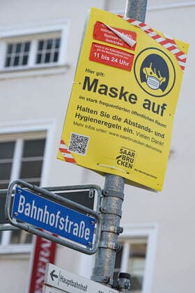 Schilder weisen am Donnerstag (22.04.2020) auf dem St. Johanner Markt in Saarbrücken auf die Maskenpflicht hin. Diese ist ab sofort durch eine Allgemeinverfügung der Landeshauptstadt ausgeweitet. So müssen nun alle Personen auf dem St. Johanner Markt, in der Kaletnbach- sowie in der Saarstrasse eine Maske tragen. Ausgenommen sind die Sitzplätze der Außengastronomie.