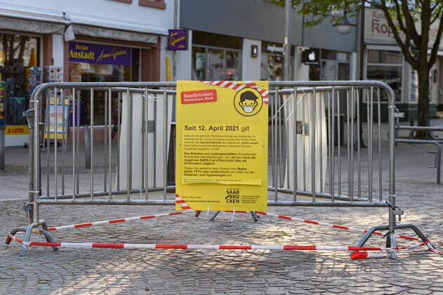 Schilder weisen am Donnerstag (22.04.2020) auf dem St. Johanner Markt in Saarbrücken auf die Maskenpflicht hin. Diese ist ab sofort durch eine Allgemeinverfügung der Landeshauptstadt ausgeweitet. So müssen nun alle Personen auf dem St. Johanner Markt, in der Kaletnbach- sowie in der Saarstrasse eine Maske tragen. Ausgenommen sind die Sitzplätze der Außengastronomie.