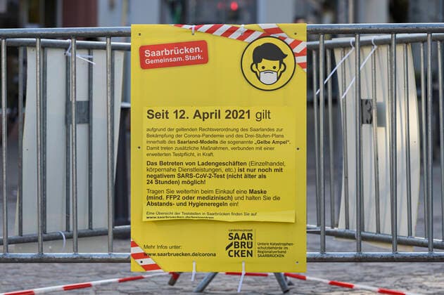 Schilder weisen am Donnerstag (22.04.2020) auf dem St. Johanner Markt in Saarbrücken auf die Maskenpflicht hin. Diese ist ab sofort durch eine Allgemeinverfügung der Landeshauptstadt ausgeweitet. So müssen nun alle Personen auf dem St. Johanner Markt, in der Kaletnbach- sowie in der Saarstrasse eine Maske tragen. Ausgenommen sind die Sitzplätze der Außengastronomie.