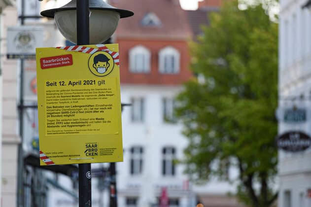 Schilder weisen am Donnerstag (22.04.2020) auf dem St. Johanner Markt in Saarbrücken auf die Maskenpflicht hin. Diese ist ab sofort durch eine Allgemeinverfügung der Landeshauptstadt ausgeweitet. So müssen nun alle Personen auf dem St. Johanner Markt, in der Kaletnbach- sowie in der Saarstrasse eine Maske tragen. Ausgenommen sind die Sitzplätze der Außengastronomie.