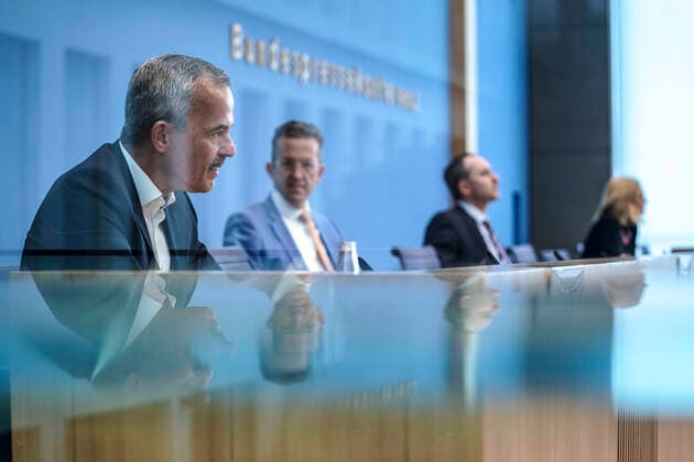 Bundespressekonferenz zum Thema Verfassungsbeschwerde gegen das Infektionsschutzgesetz der Partei Freie Waehler Aktuell, 01.04.2021, Berlin, Hubert Aiwanger Bundesvorsitzender der Freien Waehler gemeinsam mit Dr. Joachim Streit Freien Waehler, Prof. Niko Haerting (Rechtsanwalt) Freien Waehler und Frau Buschow von der Bundespressekonferenz bei der Bundespressekonferenz zum Thema Verfassungsbeschwerde gegen das Infektionsschutzgesetz Berlin Berin Deutschland *** Federal press conference to the topic constitutional complaint against the infection protection law of the party free voters current, 01 04 2021, Berlin, Hubert Aiwanger Federal leader of the free voters together with Dr Joachim Streit free voters, Professor Niko Haerting attorney f
