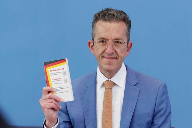 Joachim Streit 2021-04-21, Deutschland, Berlin - Bundespressekonferenz: Vertreter der Freien Wähler erläutern ihre Verfassungsbeschwerde gegen das Infektionsschutzgesetz der Bundesregierung. Im Bild Dr. Joachim Streit, Freie Wähler und Landrat, und Hubert Aiwanger, Bundesvorsitzender Freie Wähler. *** Joachim Streit 2021 04 21, Germany, Berlin Federal Press Conference Representatives of the Free Voters explain their constitutional complaint against the infection protection law of the Federal Government In the picture Dr Joachim Streit, Free Voters and District Administrator, and Hubert Aiwanger, Federal Chairman Free Voters