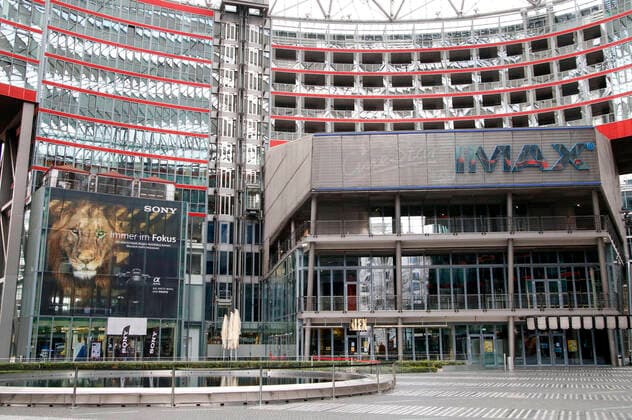 Ein fast menschenleeres Sony Center als Folge des Corona-Lockdowns. (Themenbild, Symbolbild) Berlin, 22.04.2021