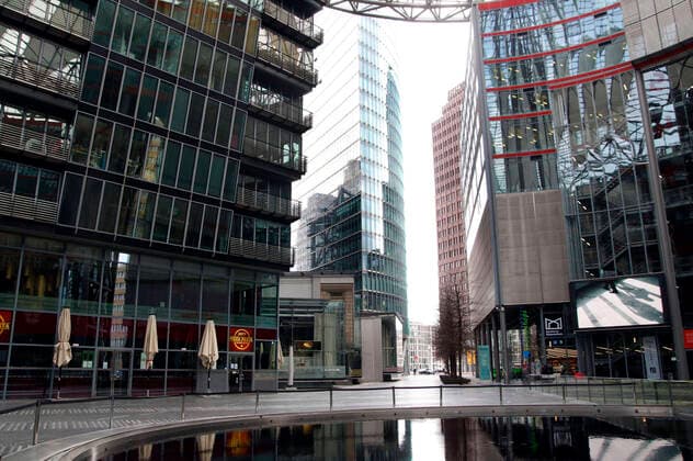 Ein fast menschenleeres Sony Center als Folge des Corona-Lockdowns. (Themenbild, Symbolbild) Berlin, 22.04.2021