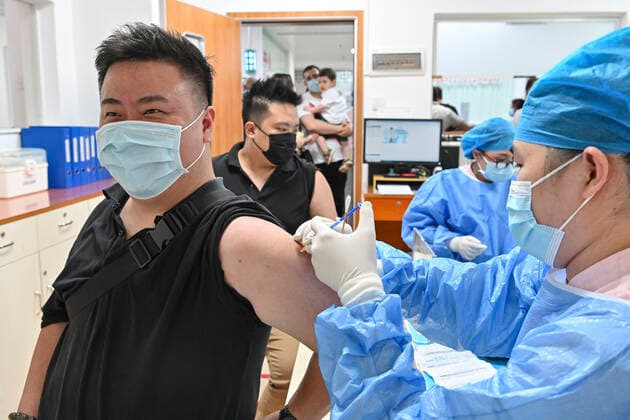 GUANGZHOU, CHINA - APRIL 22: A Taiwan compatriot receives a dose of COVID-19 vaccine free of charge at a hospital on April 22, 2021 in Guangzhou, Guangdong Province of China.  Copyright: xVCGx CFP111326829023