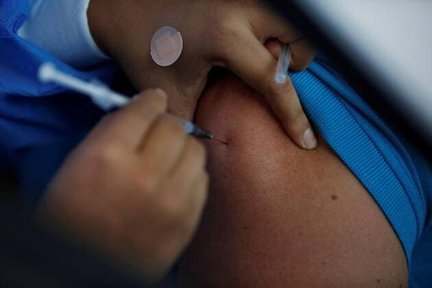A person receives a dose of the AstraZeneca vaccine against covid-19 during an immunization day at an express center in Panama City, Panama, 22 April 2021. One feels a relief ... getting a vaccine has fewer risks than contracting the disease, says Rolando Dominguez, one of the 18,000 volunteers who since this Thursday receive in Panama the first dose of the vaccine against covid- 19 from AstraZeneca. Panama starts vaccination with doses of AstraZeneca !ACHTUNG: NUR REDAKTIONELLE NUTZUNG!  Copyright: xBienvenidoxVelascox AME1745 20210422-637547125863905448
