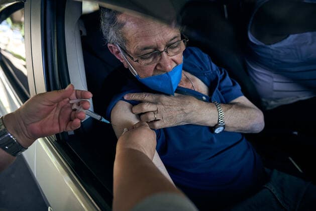 April 22, 2021, Franca, Sao Paulo, Brazil: Nurse applies vaccine against covid-19 to elderly in drive-thru in Franca. Brazil applied at least the first dose to more than 27 million people. The country has the highest number of deaths per million inhabitants caused by the coronavirus, with more than 381 thousand victims. Franca Brazil - ZUMAv129 20210422_znp_v129_007 Copyright: xIgorxDoxValex