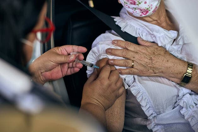 April 22, 2021, Franca, Sao Paulo, Brazil: Nurse applies vaccine against covid-19 to elderly in drive-thru in Franca. Brazil applied at least the first dose to more than 27 million people. The country has the highest number of deaths per million inhabitants caused by the coronavirus, with more than 381 thousand victims. Franca Brazil - ZUMAv129 20210422_znp_v129_008 Copyright: xIgorxDoxValex