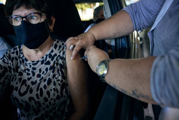 April 22, 2021, Franca, Sao Paulo, Brazil: Nurse applies vaccine against covid-19 to elderly in drive-thru in Franca. Brazil applied at least the first dose to more than 27 million people. The country has the highest number of deaths per million inhabitants caused by the coronavirus, with more than 381 thousand victims. Franca Brazil - ZUMAv129 20210422_znp_v129_009 Copyright: xIgorxDoxValex