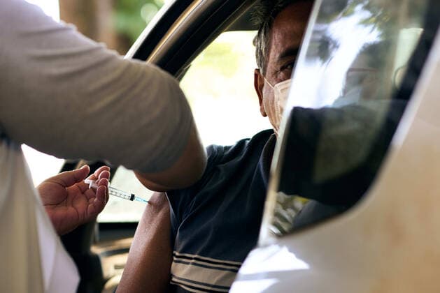 April 22, 2021, Franca, Sao Paulo, Brazil: Nurse applies vaccine against covid-19 to elderly in drive-thru in Franca. Brazil applied at least the first dose to more than 27 million people. The country has the highest number of deaths per million inhabitants caused by the coronavirus, with more than 381 thousand victims. Franca Brazil - ZUMAv129 20210422_znp_v129_011 Copyright: xIgorxDoxValex