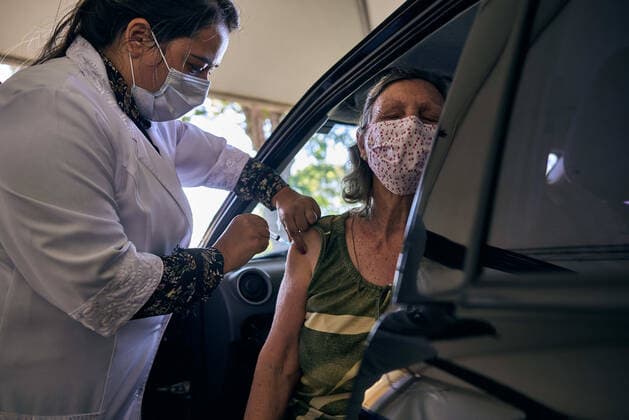 April 22, 2021, Franca, Sao Paulo, Brazil: Nurse applies vaccine against covid-19 to elderly in drive-thru in Franca. Brazil applied at least the first dose to more than 27 million people. The country has the highest number of deaths per million inhabitants caused by the coronavirus, with more than 381 thousand victims. Franca Brazil - ZUMAv129 20210422_znp_v129_014 Copyright: xIgorxDoxValex
