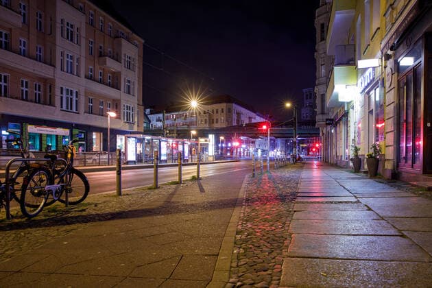 Leere Strassen Symbolbild von Menschenleeren Strassen Nachts in Berlin.
