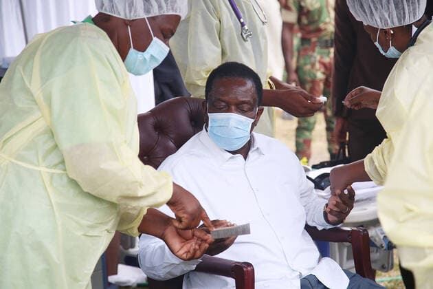 (210422) -- KWEKWE (ZIMBABWE), April 22, 2021 -- Zimbabwean President Emmerson Mnangagwa (C) prepares to receive his second dose of the Sinovac COVID-19 vaccine at a hospital in the Midlands Province, Zimbabwe, April 22, 2021. Mnangagwa on Thursday received his second and final dose of the Sinovac COVID-19 vaccine from China at Kwekwe General Hospital in the Midlands Province. (Photo by Xinhua) ZIMBABWE-KWEKWE-PRESIDENT-SINOVAC COVID-19 VACCINE-SECOND DOSE Wanda 