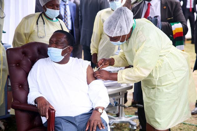 (210422) -- KWEKWE (ZIMBABWE), April 22, 2021 -- Zimbabwean President Emmerson Mnangagwa receives his second dose of the Sinovac COVID-19 vaccine at a hospital in the Midlands Province, Zimbabwe, April 22, 2021. Mnangagwa on Thursday received his second and final dose of the Sinovac COVID-19 vaccine from China at Kwekwe General Hospital in the Midlands Province. (Photo by Xinhua) ZIMBABWE-KWEKWE-PRESIDENT-SINOVAC COVID-19 VACCINE-SECOND DOSE Wanda 