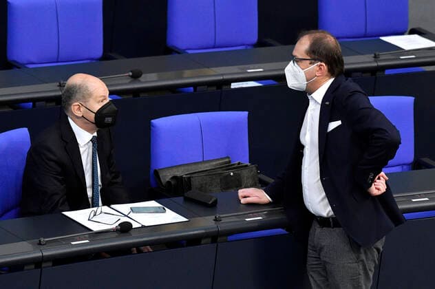 Olaf Scholz und Alexander Dobrindt in der 225. Sitzung des Deutschen Bundestages im Reichstagsgebäude. Berlin, 23.04.2021