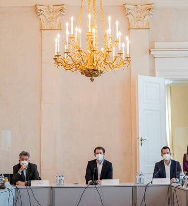 20210423 Negotiations of the opening commission about openings in May - Preasentation in press conference VIENNA, AUSTRIA - APRIL 23:Vice Chancellor Werner Kogler (Green Party), Federal Chancellor Sebastian Kurz (OEVP) and Minister for social affairs Wolfgang Mueckstein (Green Party) at negotiations of the opening commission about openings in May at Federal Chancellery on April 23, 2021 in Vienna, Austria. WIEN, OESTERREICH - 23. APRIL: Vizekanzler Werner Kogler (Gruene),Bundeskanzler Sebastian Kurz (OEVP) und Sozialminister Wolfgang Mueckstein (Gruene) bei Verhandlungen der Oeffnungskommission ueber Oeffnungen im Mai - Oeffnungsgipfel -im Bundeskanzleramt am 23. April 2021 in Wien, Oesterreich. 210423_SEPA_32_001 Copyright: xMartinxJuenx SEPAxMedia
