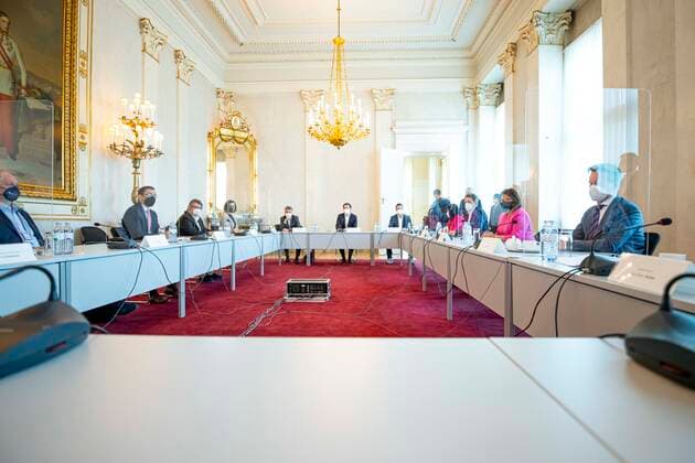 Kameraschwenk im Bundeskanzleramt Wien: Videokonferenz der Bundesregierung und Öffnungskommission