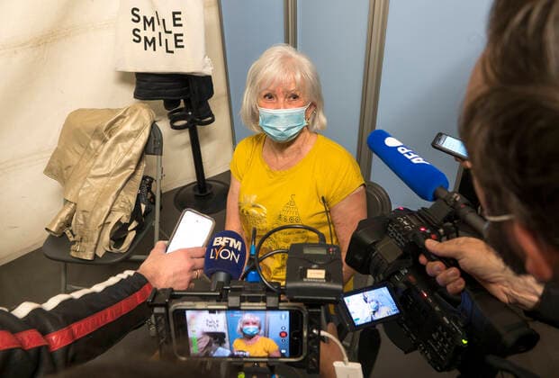 Coronavirus in Frankreich, Impfzentrum in Lyon Jocelyne 100 000 eme personne vaccinee au centre de vaccination du Palais des Sports - Lyon - 23 04 2021 NEWS : Jocelyne 100 000 eme personne vaccinee au centre de vaccination du Palais des Sports - Lyon - 23 04 2021 SandrineThesillat Panoramic 